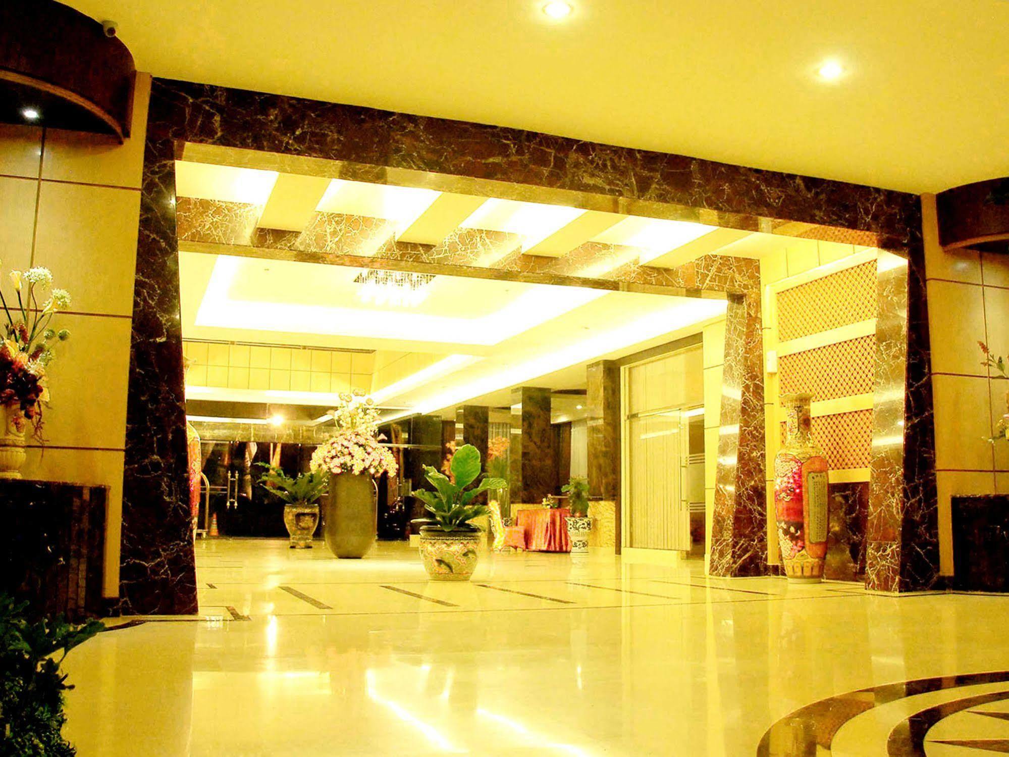 Grand Rocky Hotel Букиттинги Экстерьер фото